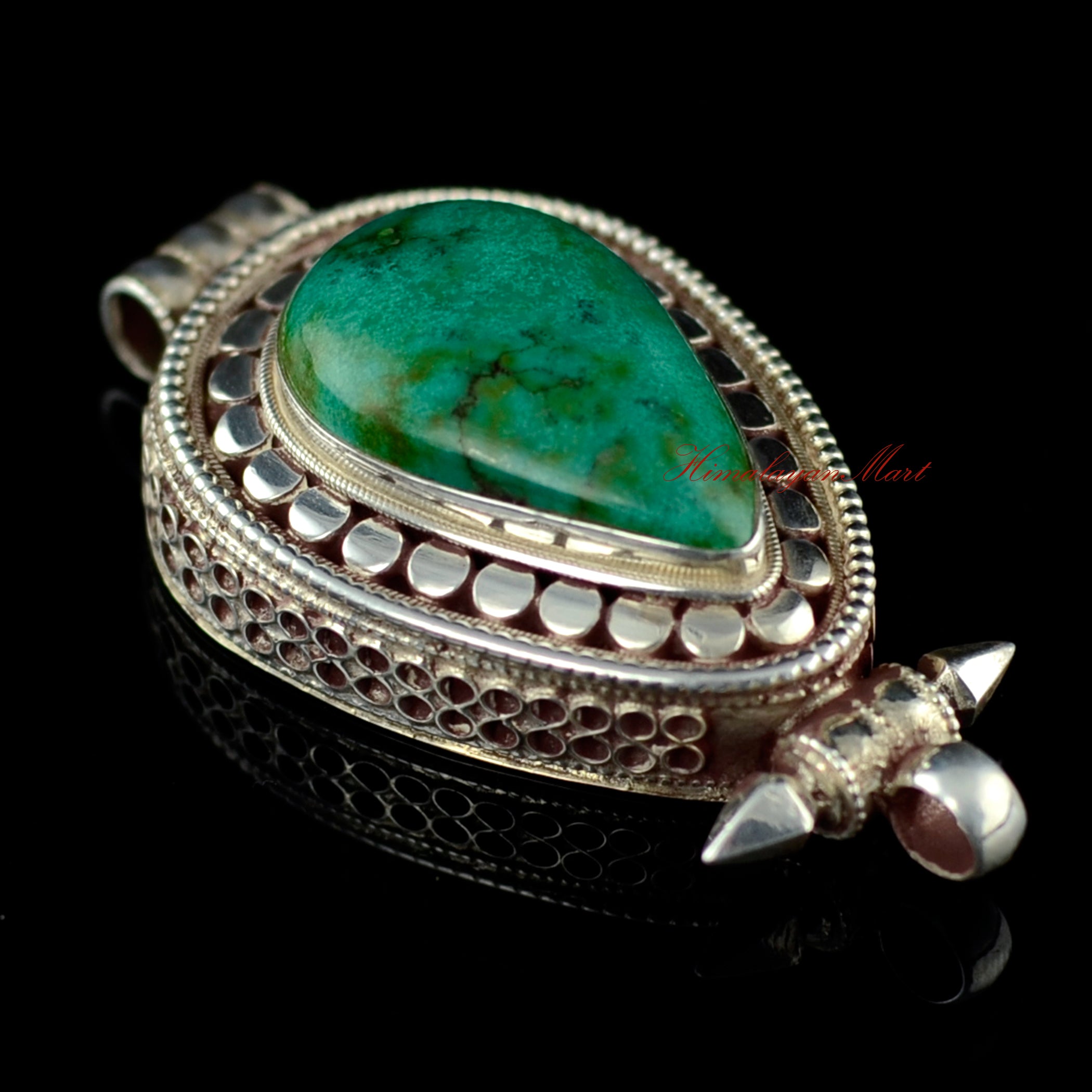 Side view of the turquoise silver pendant emphasizing siko filigree and turquoise gemstone.