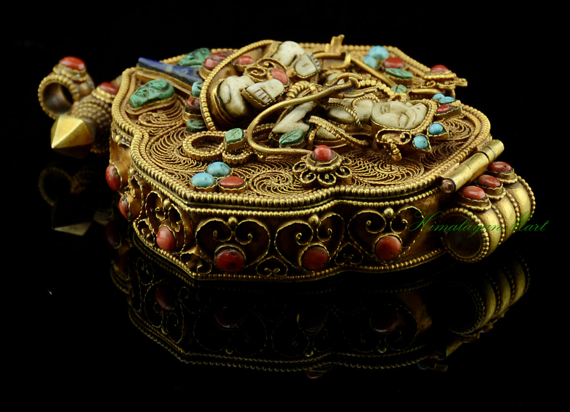 Right-side angle of the White Tara & Chenrezig Pendant with gold plating and stone inlay.